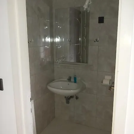 Valcsics Panzio 3* Beci